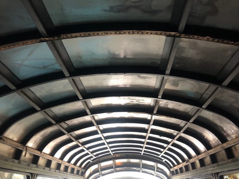 Bus roof structure and metal framework